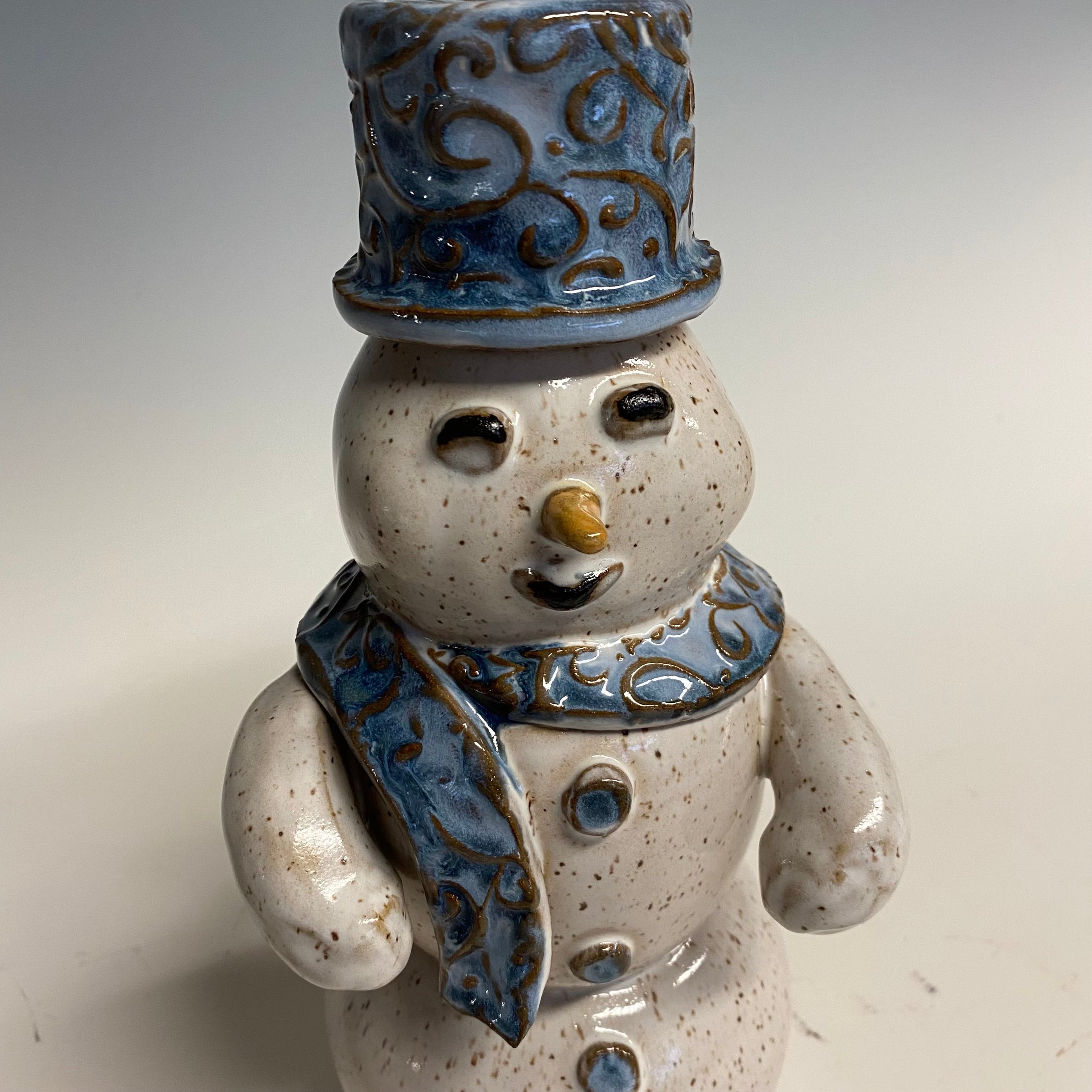 スノーマン 置物 陶器 Snowman Sculpture with Blue Ice Hat | Thomas Pottery