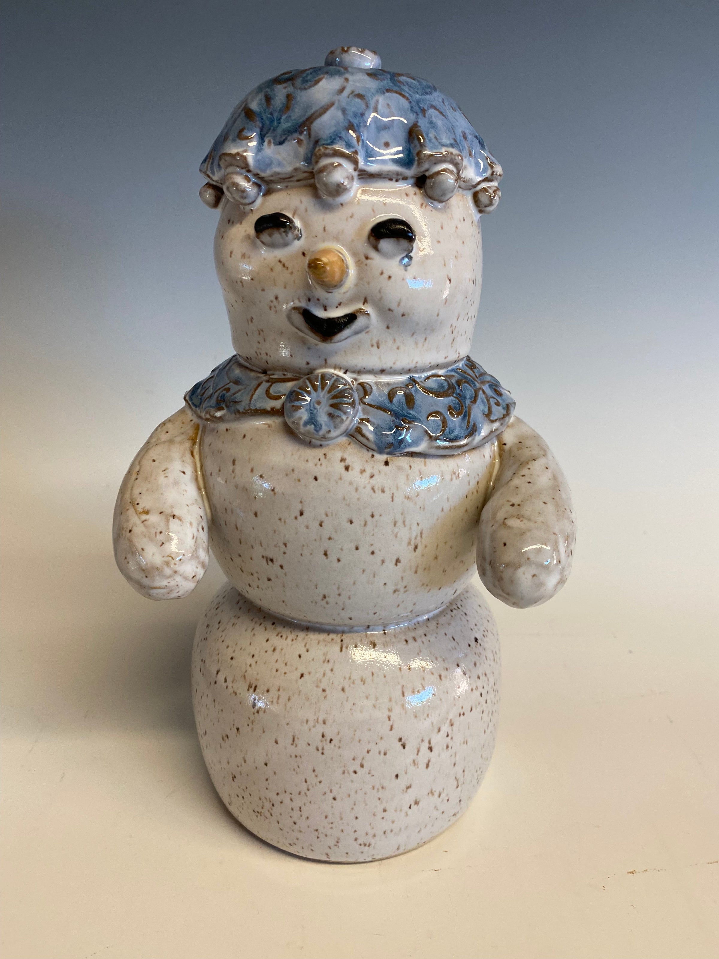 スノーマン 置物 陶器 Snowman Sculpture with Blue Ice Hat | Thomas Pottery